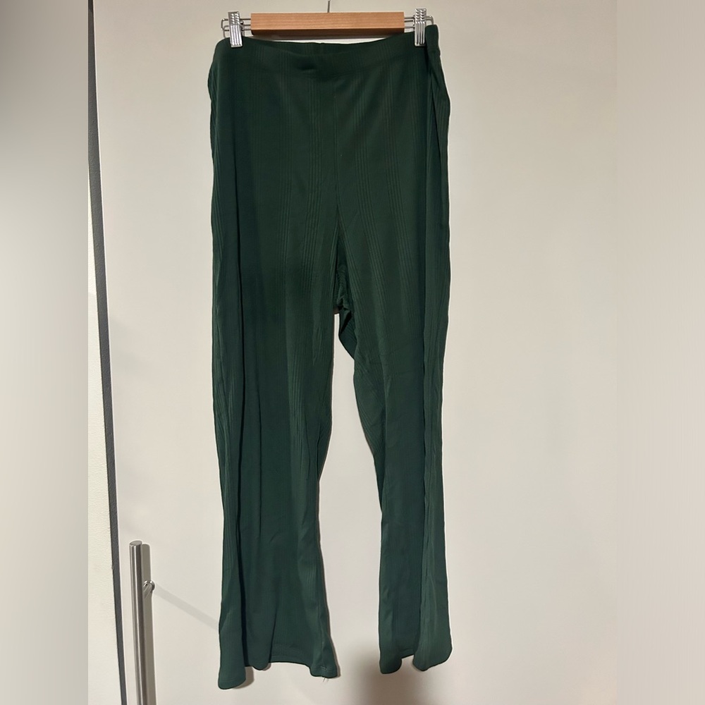Aerie Green Cropped Flare Pants: women’s XL